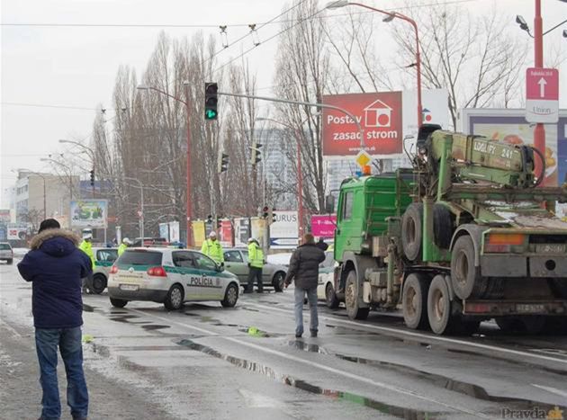 Polícia zastavila čelo kolóny na križovatke...