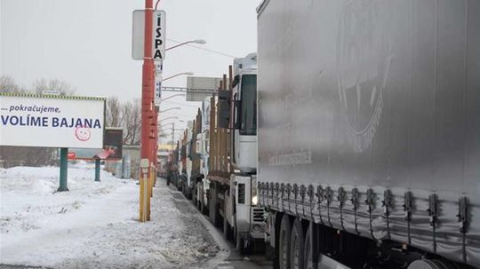 Rad kamiónov na Rožňavskej ulici.