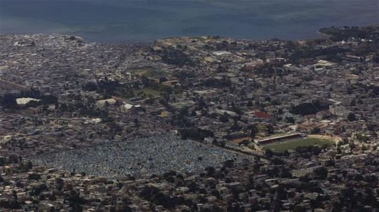pohľad z vrtuľníka na mesto Port-au-Prince,...