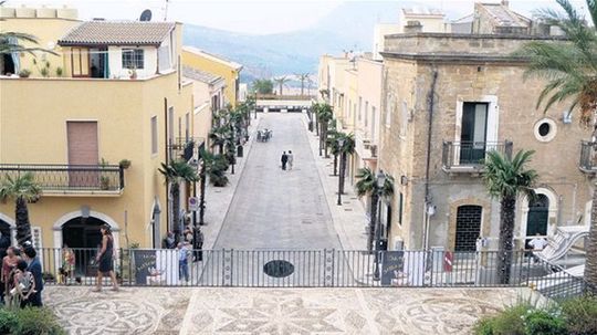 Než začne svadba, treba vyčistiť námestie.