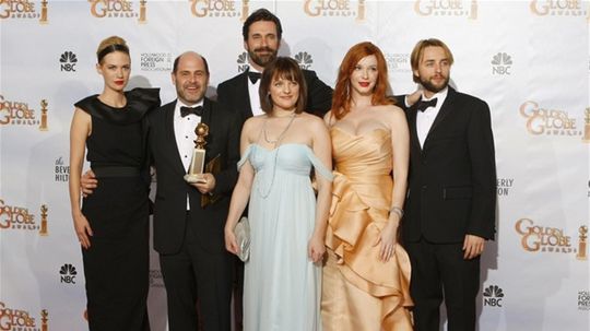 Herci a tvorcovia seriálu Mad Men pózujú so...