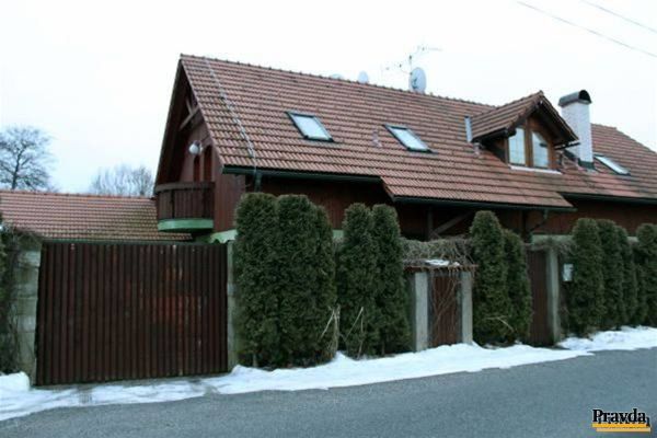 Rodinné sídlo Františka Mojžiša. Vysoký živý...