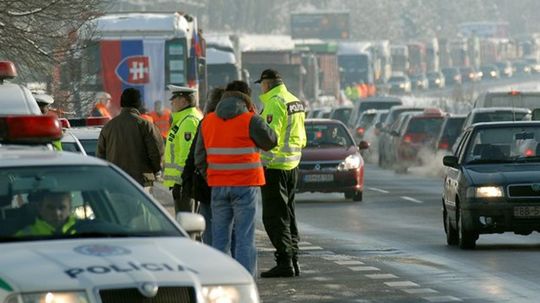 Policajná hliadka na čele kolóny zaparkovaných...