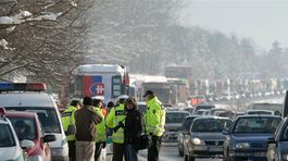 Policajná hliadka na čele kolóny zaparkovaných...