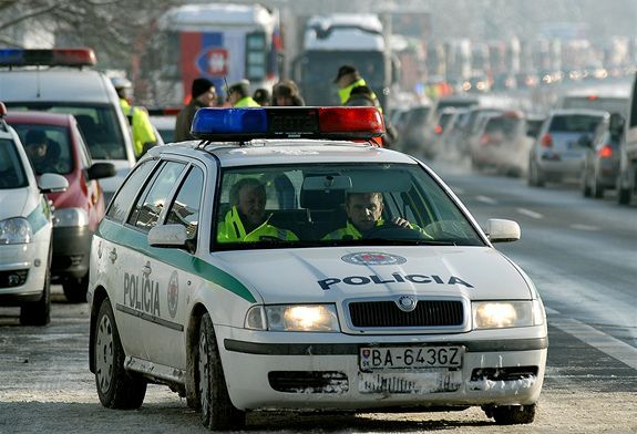 Policajná hliadka na čele kolóny zaparkovaných...