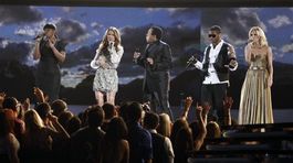 Zľava: Jennifer Hudson (L-R), Celine Dion, Smokey Robinson, Usher, a Carrie Underwood 