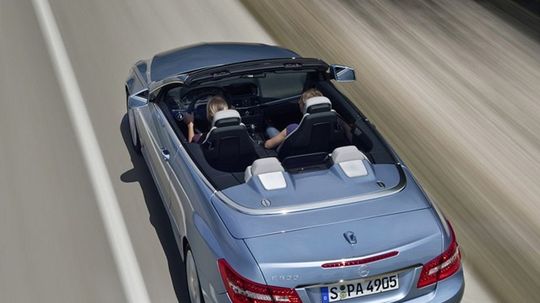Až do 160 km/h je bez strechy v interiéri kľud.