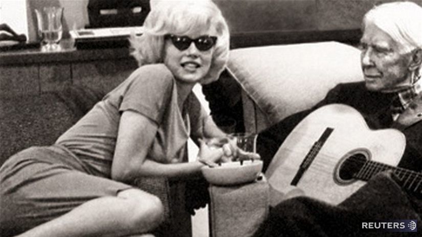 Marilyn Monroe pózuje s básnikom Carlom...