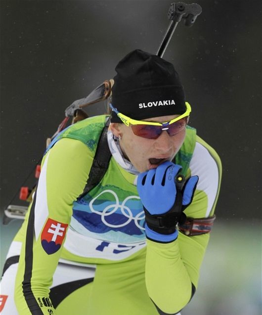 Biatlonistka Anastasia Kuzminová na olympijskej...