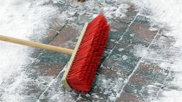 Pád na ľadovom chodníku? Obce nechcú platiť