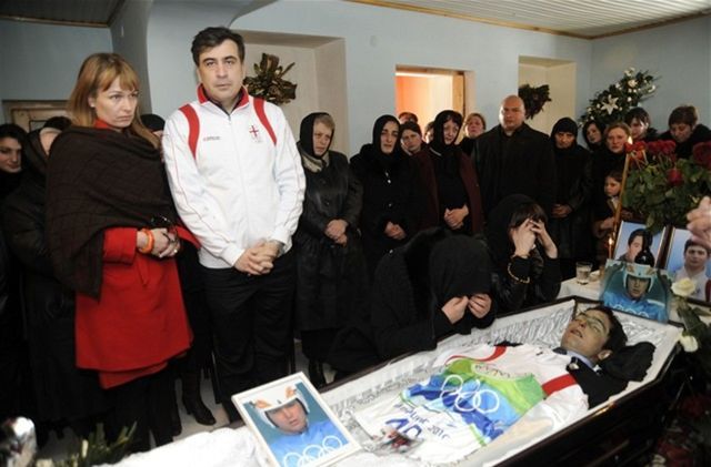 Ľudia trúchlia pri rakve sánkara Nodara...