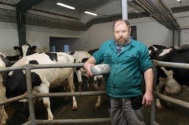 Dojič Štefan Mateják v oponskom kravíne počúval...