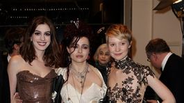 Zľava: Anne Hathaway, Helena Bonham Carter a Mia Wasikowska