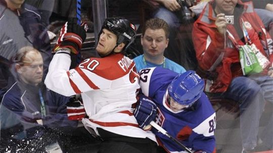 Tomáš Kopecký (vpravo) v súboji s Chrisom...