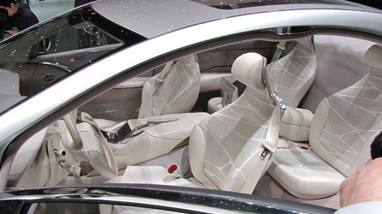 Karosérii chýba B-stĺpik.