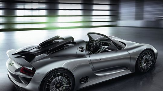 Pred zadnou nápravou je aj benzínový motor 3.4 V8.