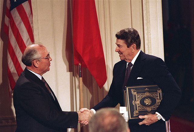 Michail Gorbačov (vľavo) a Ronald Reagan si...