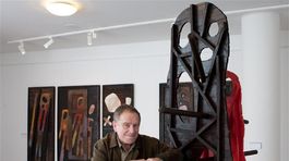 Miroslav Cipár s drevenou plastikou Sebastián.