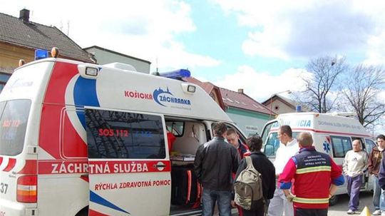 Do osobného vlaku narazil zozadu elektrický rušeň.