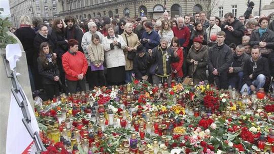 Ľudia vo Varšave pred prezidentským palácom...