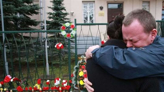 Smutní ľudia pred poľským úradom v ukrajinskom...