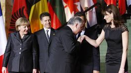 Rok 2009. Prezident Lech Kaczyński bozkáva ruku...