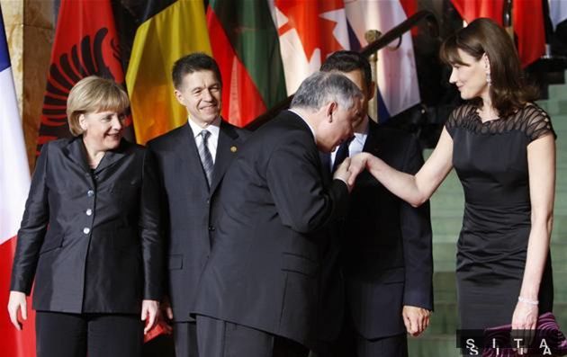 Rok 2009. Prezident Lech Kaczyński bozkáva ruku...