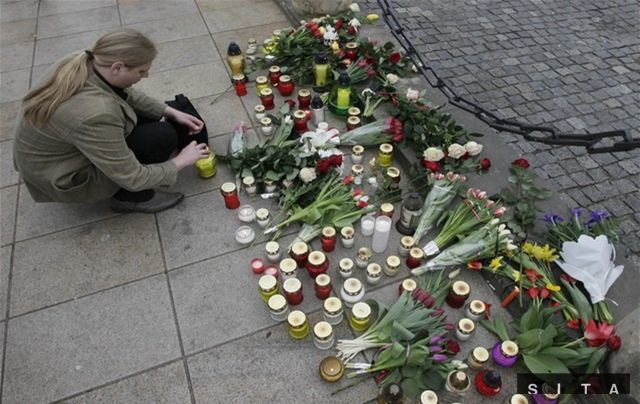 Poliaci kládli kvety a zapaľovali sviečky, aby...