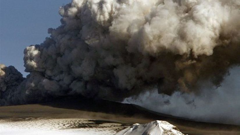 Islandská sopka Eyjafjallajökull chrlí stĺp...