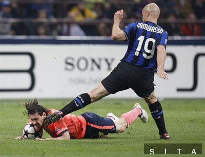 Esteban Cambiasso takmer odkopol hlavu...