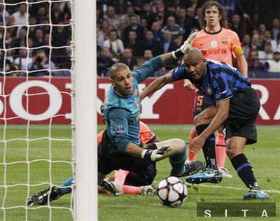 Maicon strieľa druhý gól Interu.