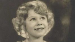 Fotografia s mladou Alžbetou je datovaná na 22....