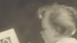 Malá Alžbeta II. sleduje fotografie svojich...