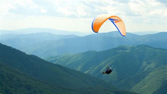 Ťažký víkend českých paraglajdistov: jeden narazil do svahu, ďalšia sa zrútila na Malte