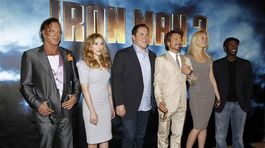 Zľava: Mickey Rourke, Scarlett Johansson, Jon Fauvreau, Robert Downey Jr., Gwyneth Paltrow a Don Cheadle