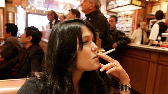 V Rakúsku bude od novembra platiť zákaz fajčenia v gastronomických prevádzkach