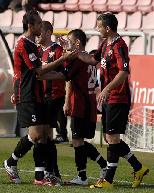 Trnavčania sa radujú z gólu v sieti Petržalky.