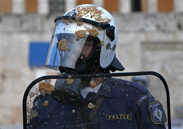 Policajti pálili do demonštrantov dávky slzného...
