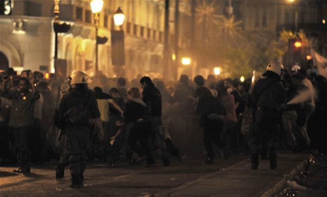 Polícia rozháňa ľudí počas protestu v Aténach.