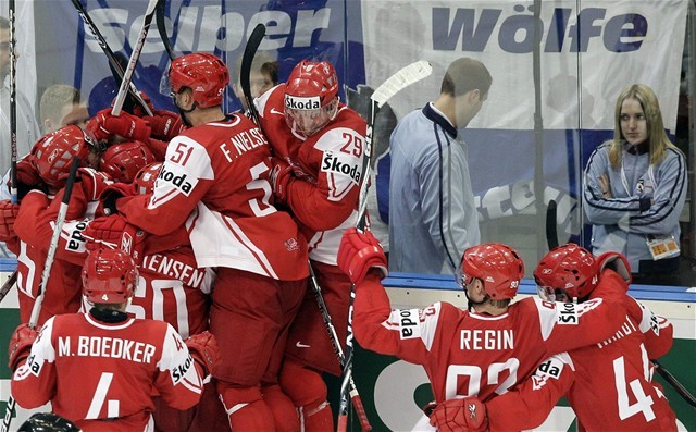 Erupcia radosti hráčov Dánska po výhre nad USA.