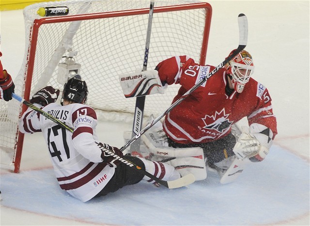 Martins Cipulis neuspel pred bránkou Kanady.