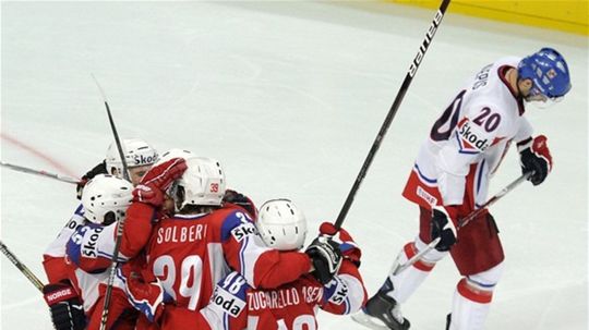 Sklonená hlava Čecha Jakuba Klepiša si nevšíma...