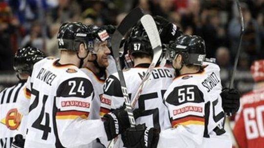 Radosť nemecký hokejistov z gólu v dánskej sieti.