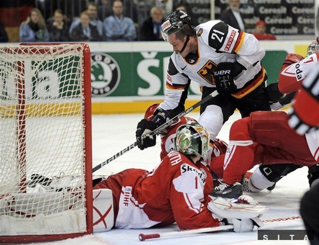 Nemecký reprezentant John Tripp ide po puku...