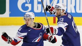 Francúz Stéphane Da Costa (vľavo) oslavuje svoj...