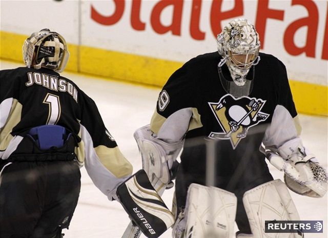 Marc-Andre Fleury (vpravo) sa nechal po štvrtom...