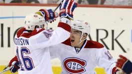 Mike Cammalleri (vpravo) Andrej Kosticyn sa...