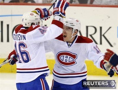 Mike Cammalleri (vpravo) Andrej Kosticyn sa...