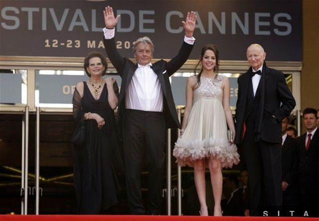 Zľava: Claudia Cardinale, Alain Delon a...