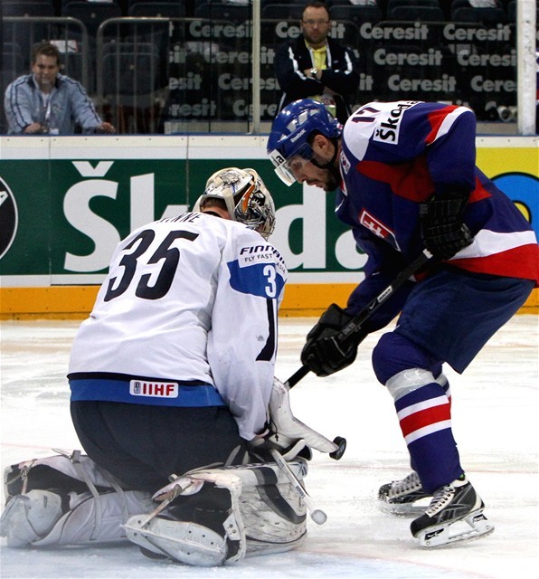 Michal Macho pred brankárom Pekkom Rinnem.